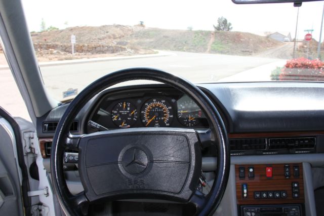 1990 White Mercedes-Benz 300-Series Sedan