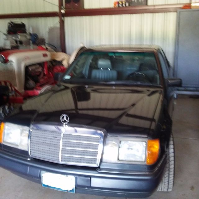 1990 Black Pearl Mercedes-Benz 300-Series Sedan