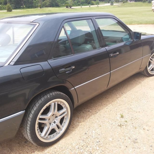 1990 Black Pearl Mercedes-Benz 300-Series Sedan