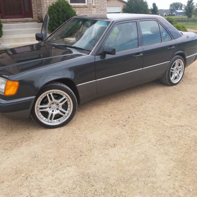 1990 Black Pearl Mercedes-Benz 300-Series Sedan