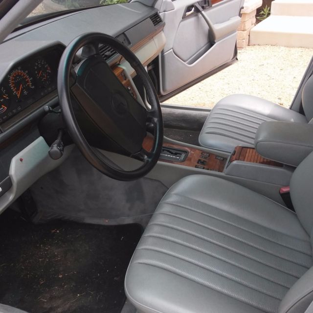 1990 Black Pearl Mercedes-Benz 300-Series Sedan