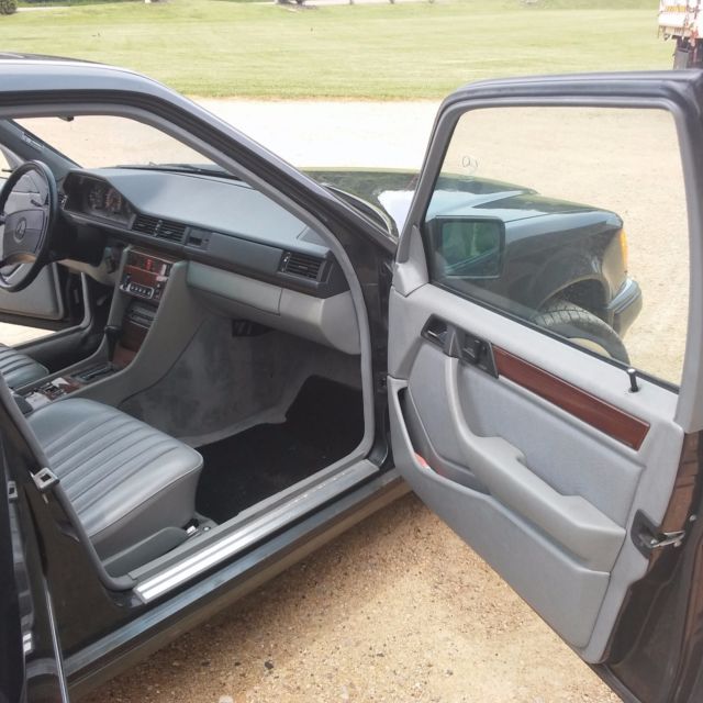 1990 Black Pearl Mercedes-Benz 300-Series Sedan