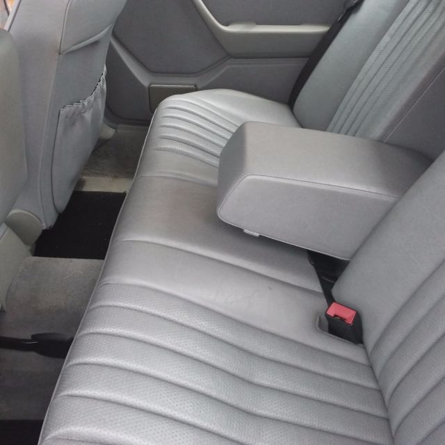 1990 Black Pearl Mercedes-Benz 300-Series Sedan