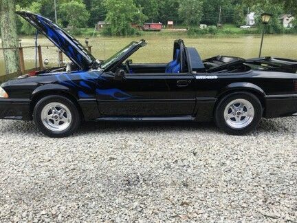 1990 Black and blue Ford Mustang