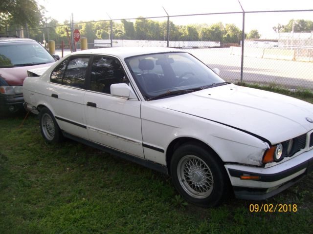 1990 White BMW 5-Series Sedan