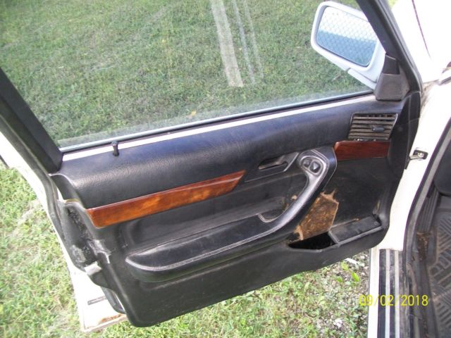 1990 White BMW 5-Series Sedan