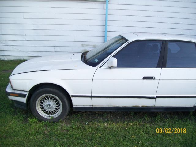 1990 White BMW 5-Series Sedan
