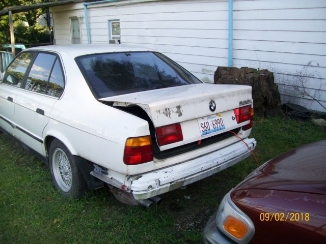 1990 White BMW 5-Series Sedan