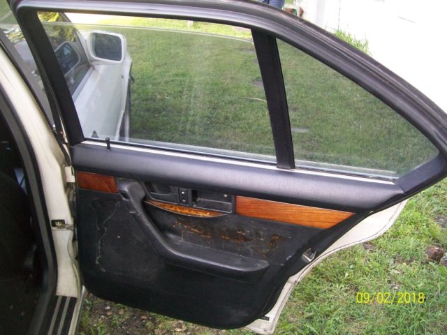 1990 White BMW 5-Series Sedan