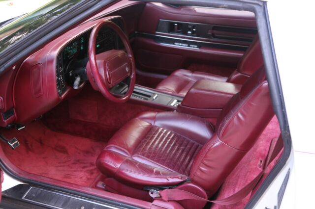 1990 White Buick Reatta Coupe