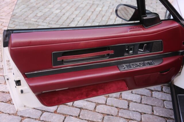 1990 White Buick Reatta Coupe