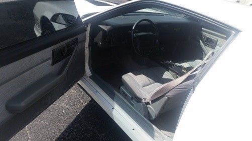 1990 White Chevrolet Camaro --