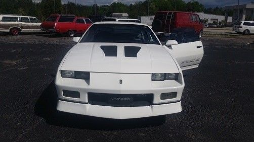 1990 White Chevrolet Camaro --
