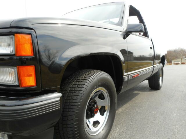 1990 Black Chevrolet C/K Pickup 1500 Standard Cab Pickup