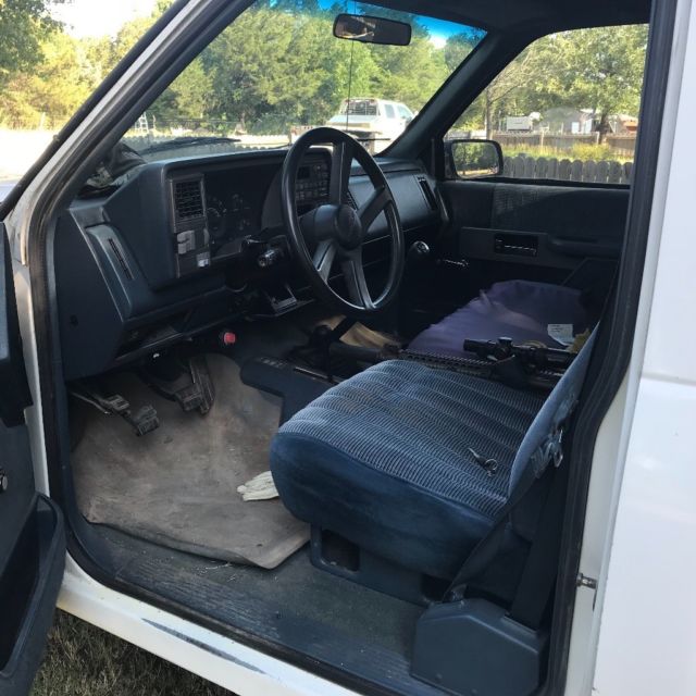 1900 White Chevrolet C/K Pickup 1500 Reg cab step side