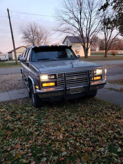 1990 Silver Chevrolet Suburban SUV