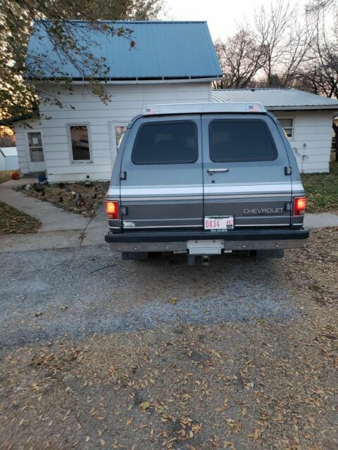 1990 Silver Chevrolet Suburban SUV