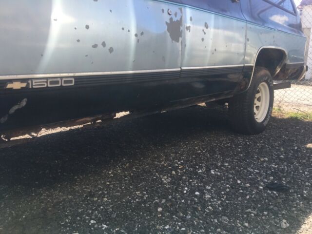 1990 Blue Chevrolet Suburban SUV