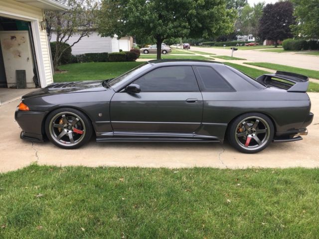 1990 Gray Nissan GT-R Coupe