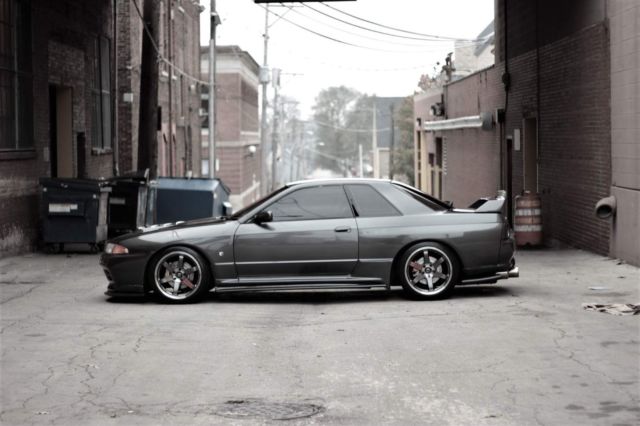 1990 Gray Nissan GT-R Coupe