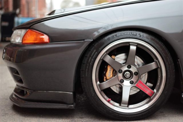 1990 Gray Nissan GT-R Coupe