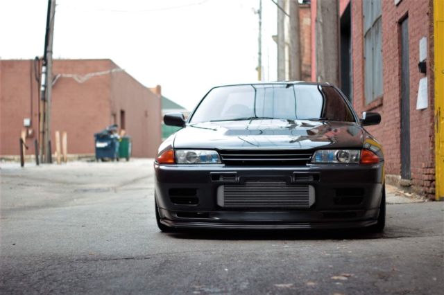 1990 Gray Nissan GT-R Coupe