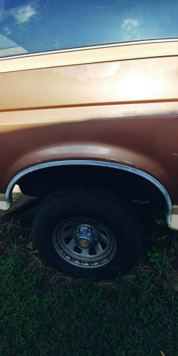 1990 Brown Ford Bronco SUV