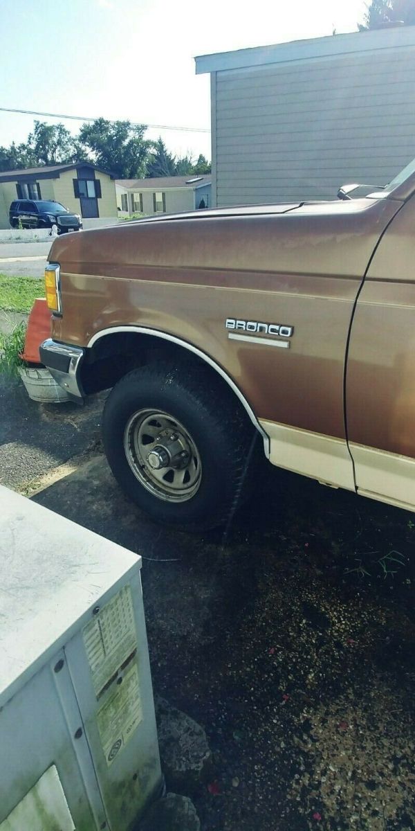 1990 Brown Ford Bronco SUV