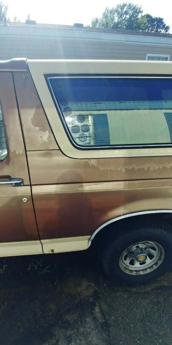 1990 Brown Ford Bronco SUV