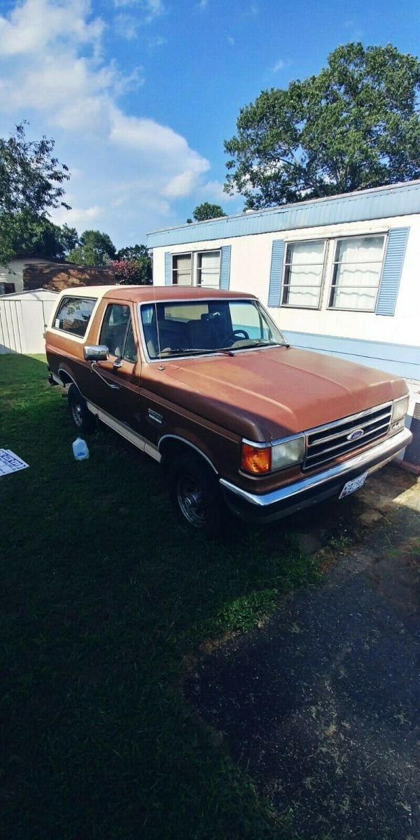 1990 Brown Ford Bronco SUV