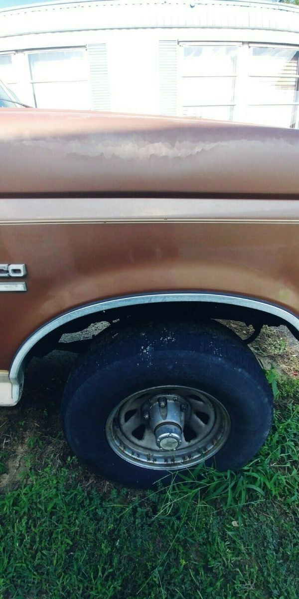 1990 Brown Ford Bronco SUV