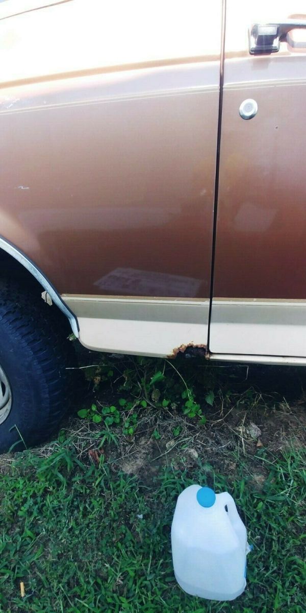 1990 Brown Ford Bronco SUV