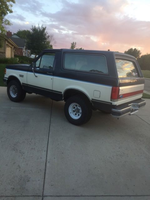 1990 blue/white Ford Bronco