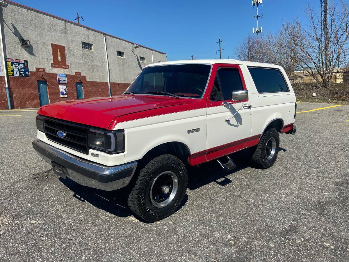 1990 White / Red Ford Bronco SUV