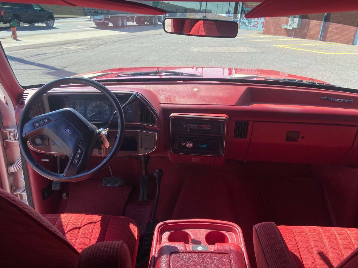 1990 White / Red Ford Bronco SUV