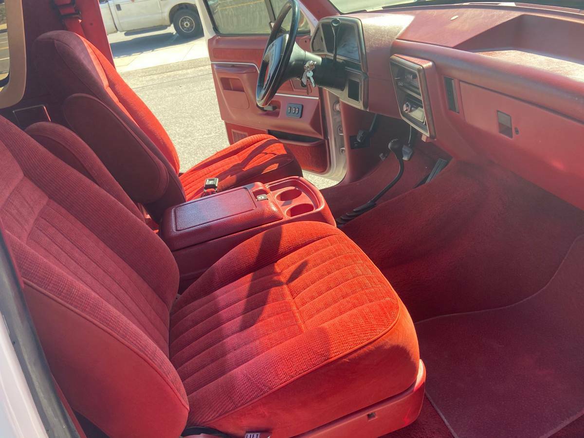 1990 White / Red Ford Bronco SUV