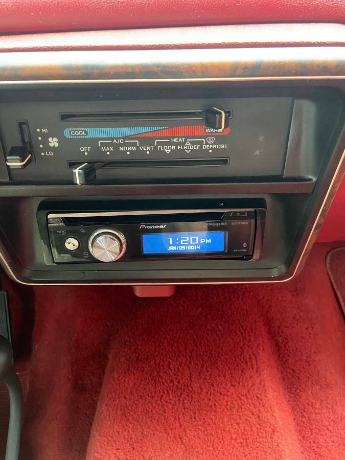 1990 White / Red Ford Bronco SUV