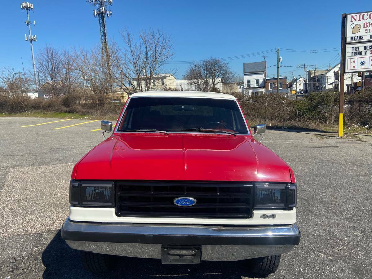1990 White / Red Ford Bronco SUV