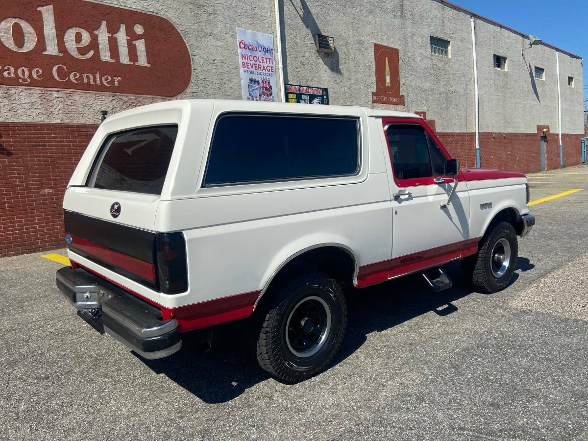 1990 White / Red Ford Bronco SUV