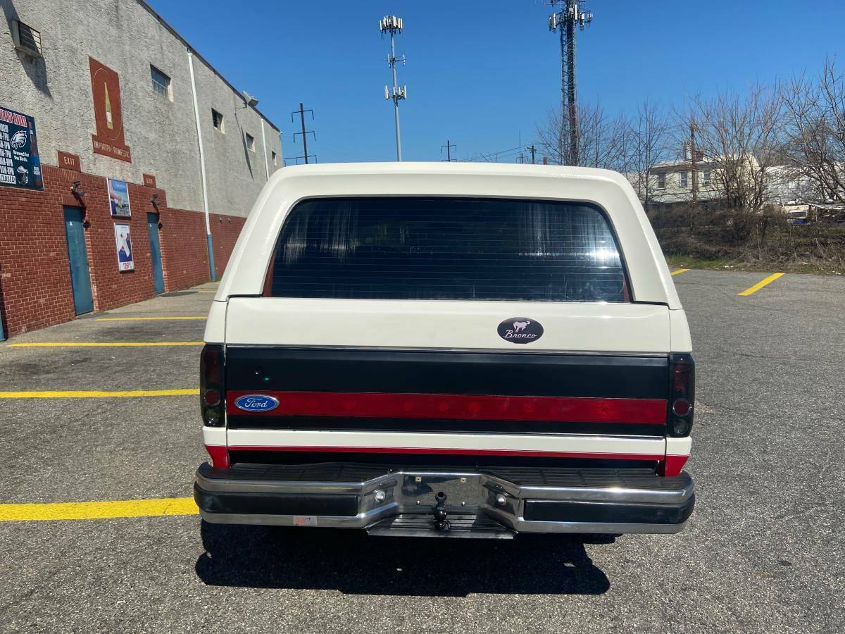 1990 White / Red Ford Bronco SUV