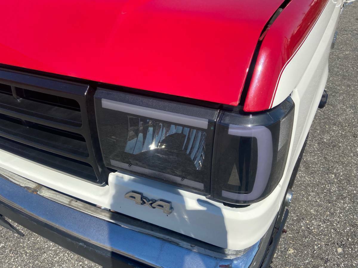 1990 White / Red Ford Bronco SUV