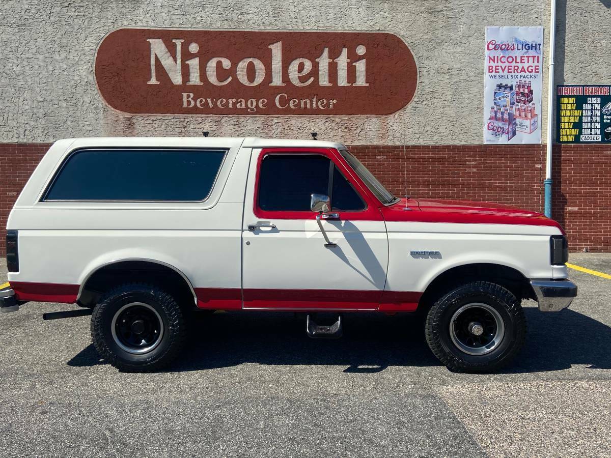 1990 White / Red Ford Bronco SUV