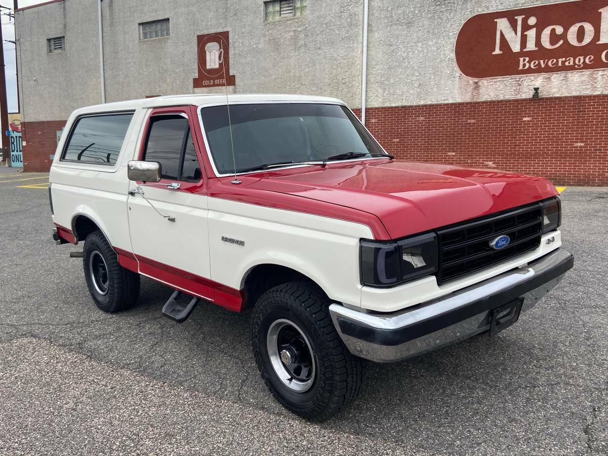 1990 White / Red Ford Bronco SUV