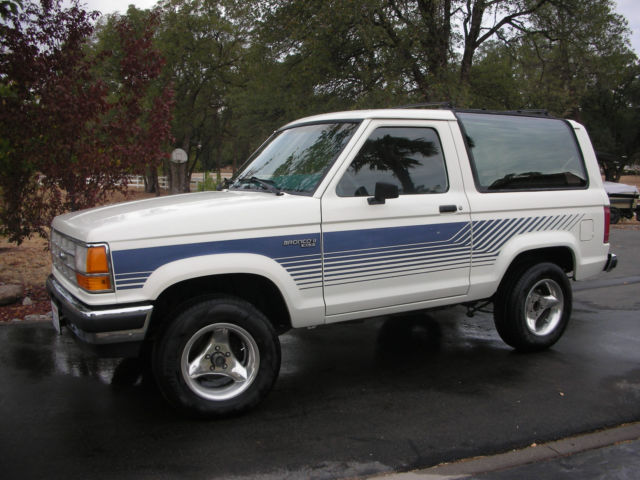 1990 white Ford Bronco II suv