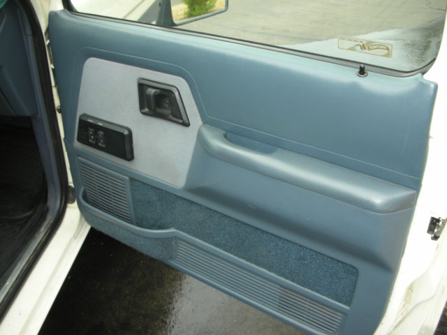 1990 white Ford Bronco II suv