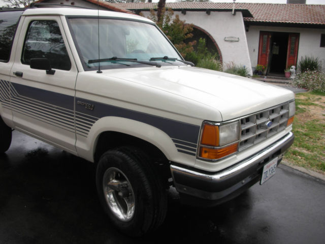 1990 white Ford Bronco II suv