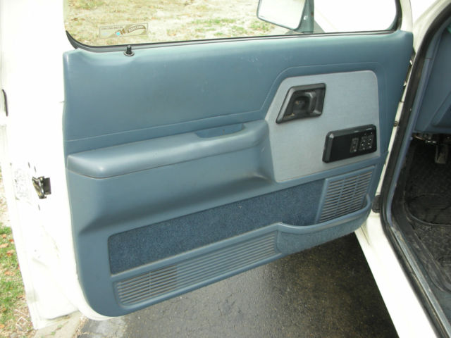 1990 white Ford Bronco II suv