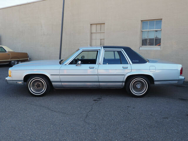1990 Silver Ford Crown Victoria LX 4dr Sedan