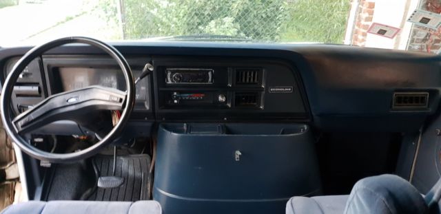 1990 White Ford E-Series Van