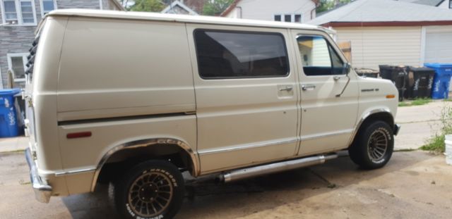 1990 White Ford E-Series Van